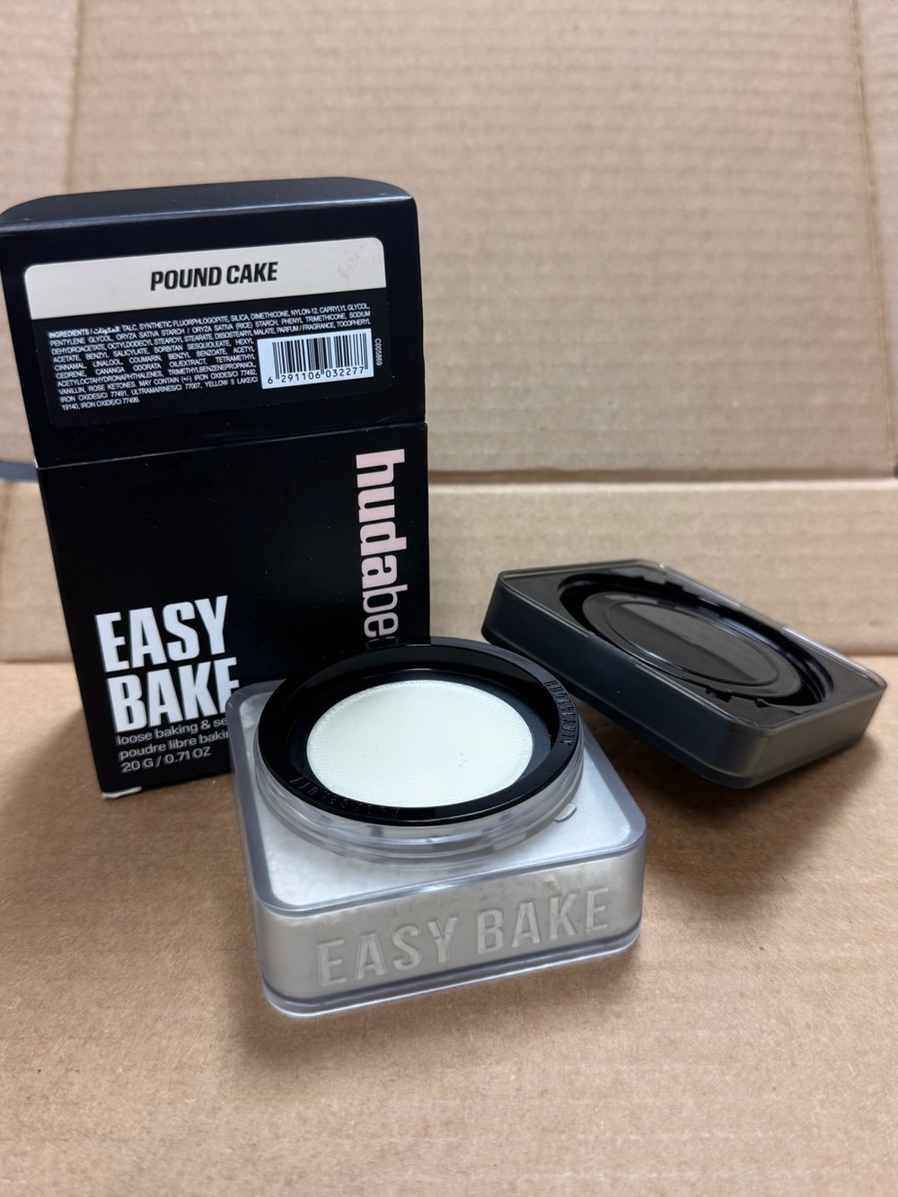 HUDA BEAUTY Easy Bake Loose Setting Powder — Pound Cake White